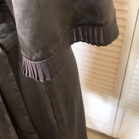 BCBG MAXAZRIA charcoal grey 100% silk dress,faux wrap bodice pleat sleeve detail - Picture 3 of 11